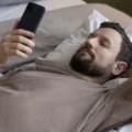 Smartphone: ¿Qué hábitos tienen los españoles en la cama?
