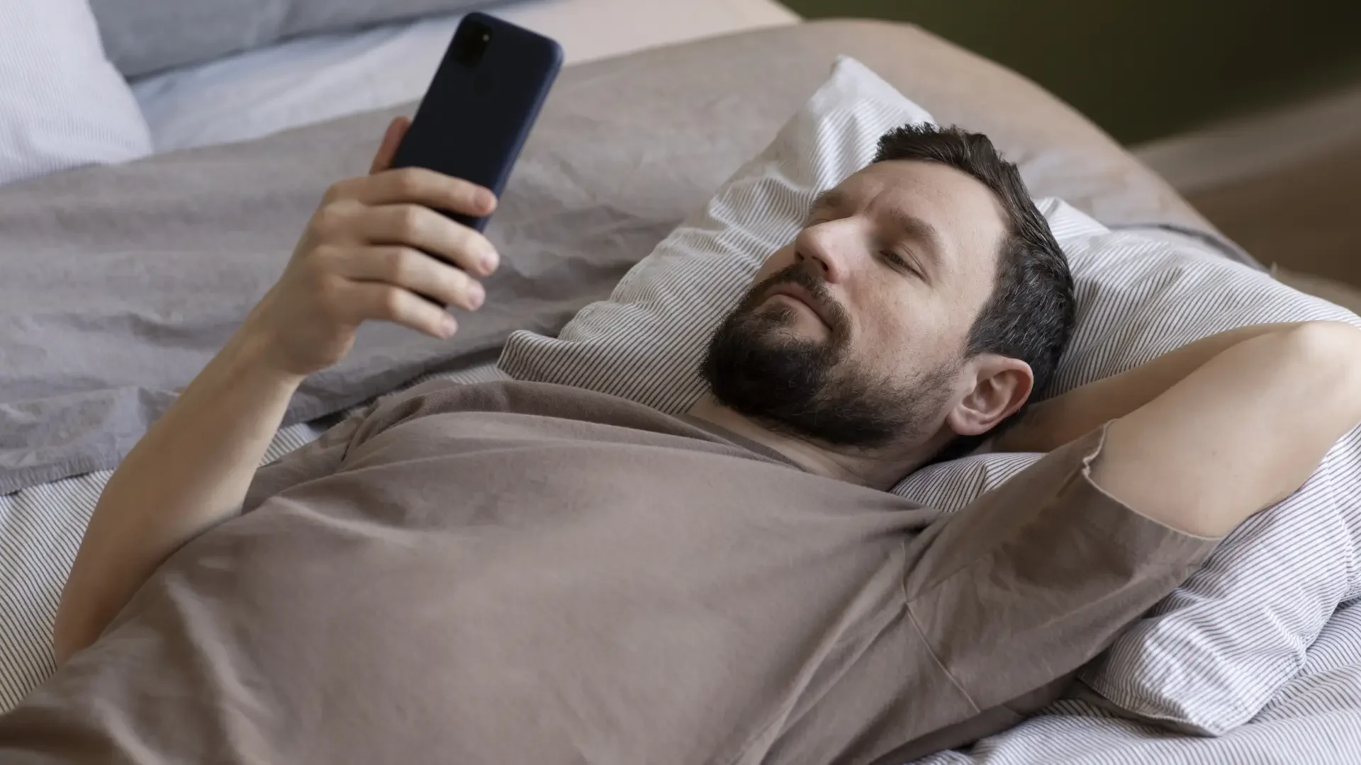 Smartphone: ¿Qué hábitos tienen los españoles en la cama?