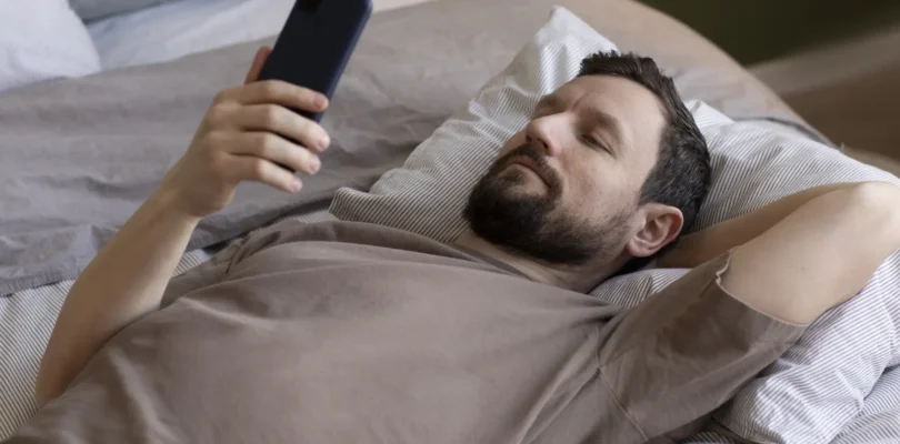 Smartphone: ¿Qué hábitos tienen los españoles en la cama?